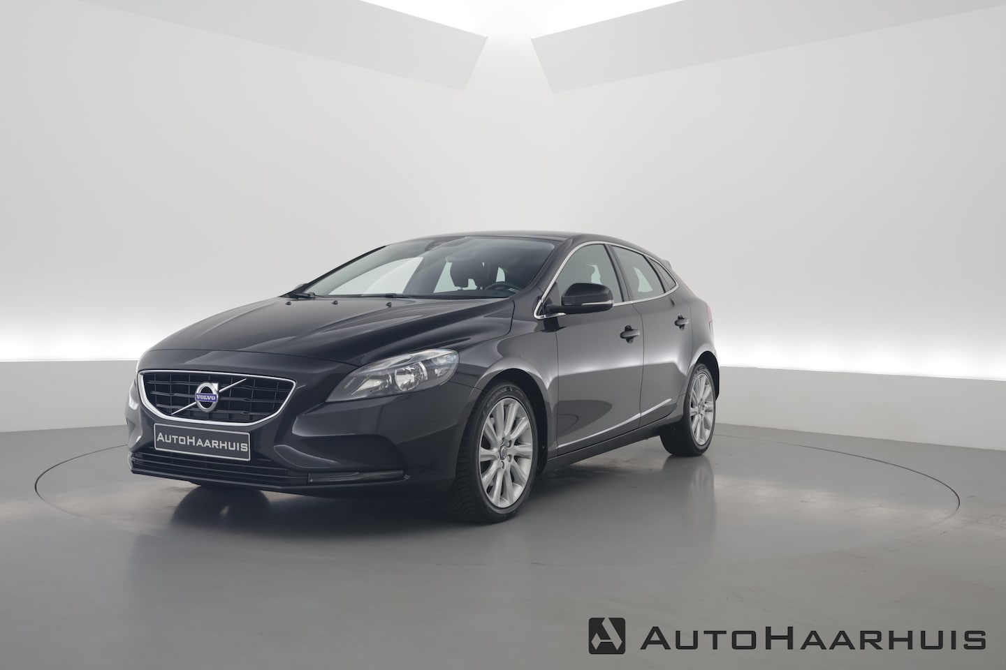 Volvo V40 - 1.6 T4 Momentum Aut. | Trekhaak | Navi | Cruise | PDC A | 17" | Clima - AutoWereld.nl