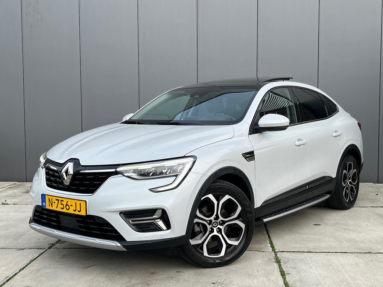 Renault Arkana - 1.6 E-Tech Hybrid 145 Intens / Adaptive Cruise / Panoramadak / Treeplanken / Trekhaak - AutoWereld.nl