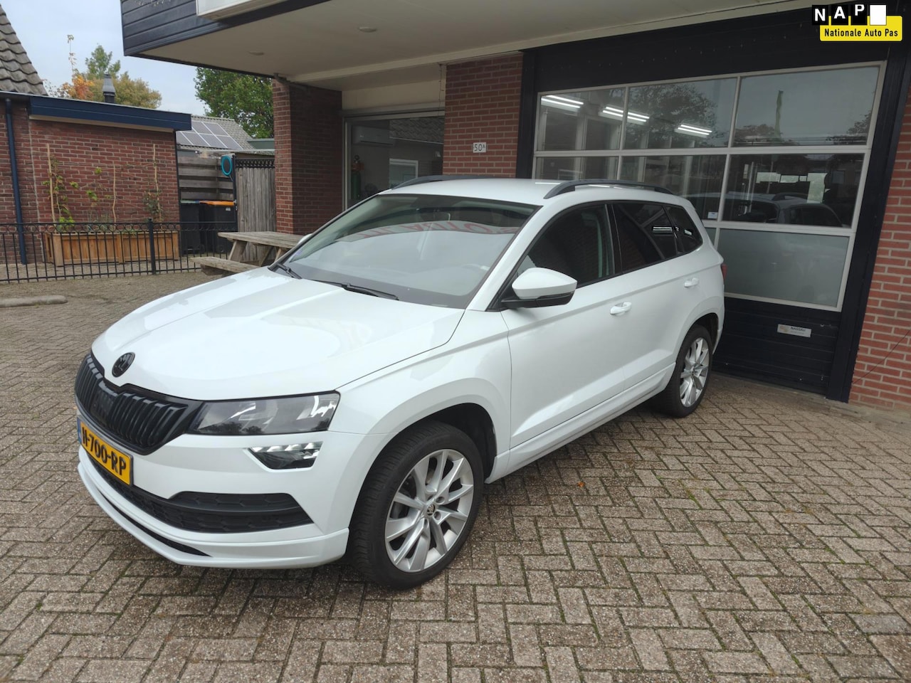 Skoda Karoq - 1.0 TSI Ambition Business 1.0 TSI Ambition Business, Trekhaak, Clima, Cruise, PDC, Navi, 1e eig, Dealer ond, NAP, - AutoWereld.nl