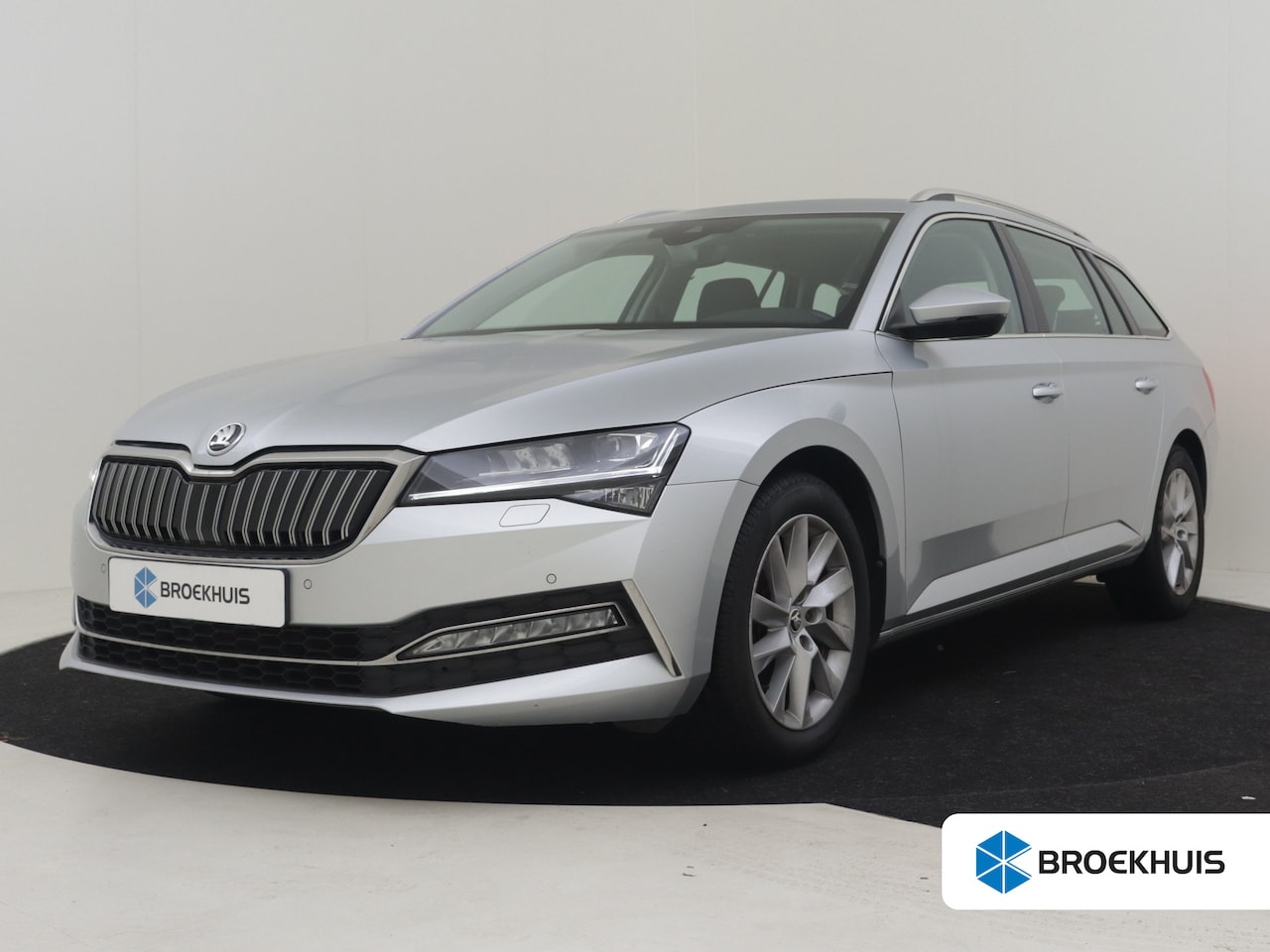 Skoda Superb Combi - Style iV 218pk | Elektrische stoelen met memory | App Connect l Elektr. Achterklep | Camer - AutoWereld.nl
