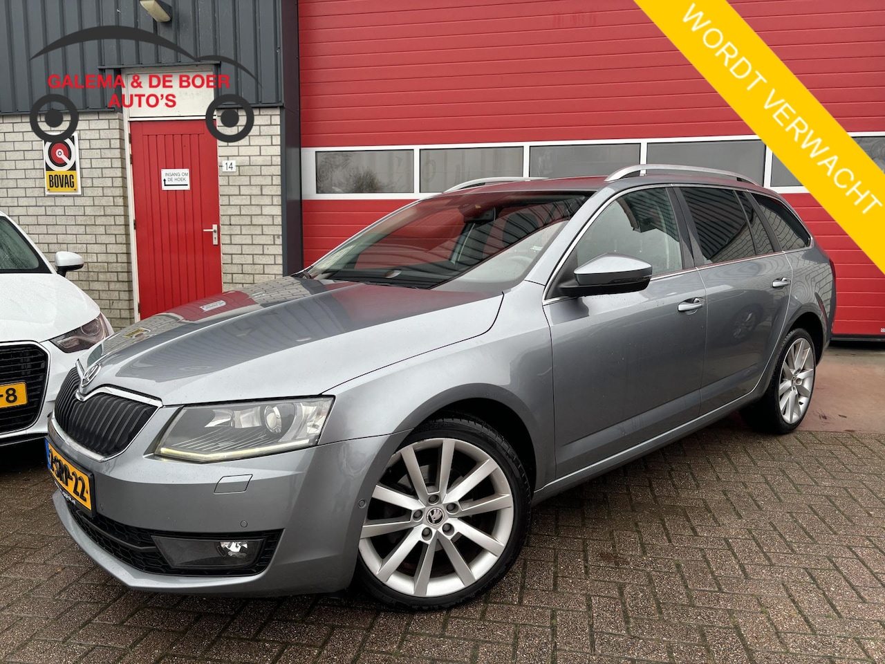 Skoda Octavia Combi - 1.4 TSI Greentech Elegance Businessline AUTOMAAT / PANORAMADAK / XENON / CANTON / STOELVER - AutoWereld.nl
