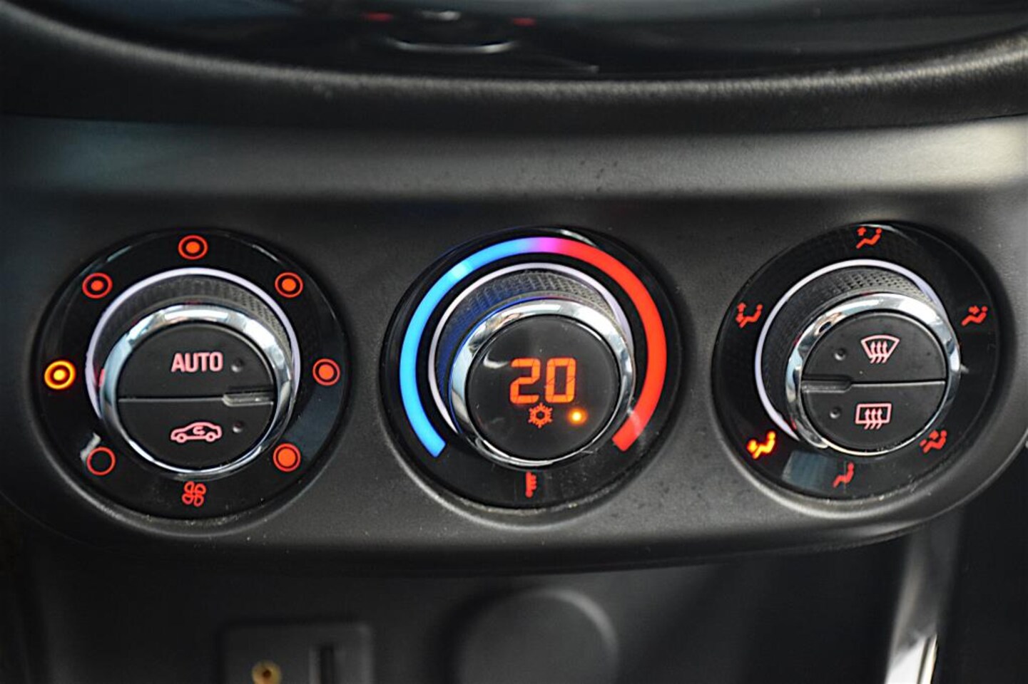 Opel Corsa - 1.4 Cosmo 1.4 Cosmo, stoel- en stuurverwarming, apple carplay, half lederen bekleding, schuifdak