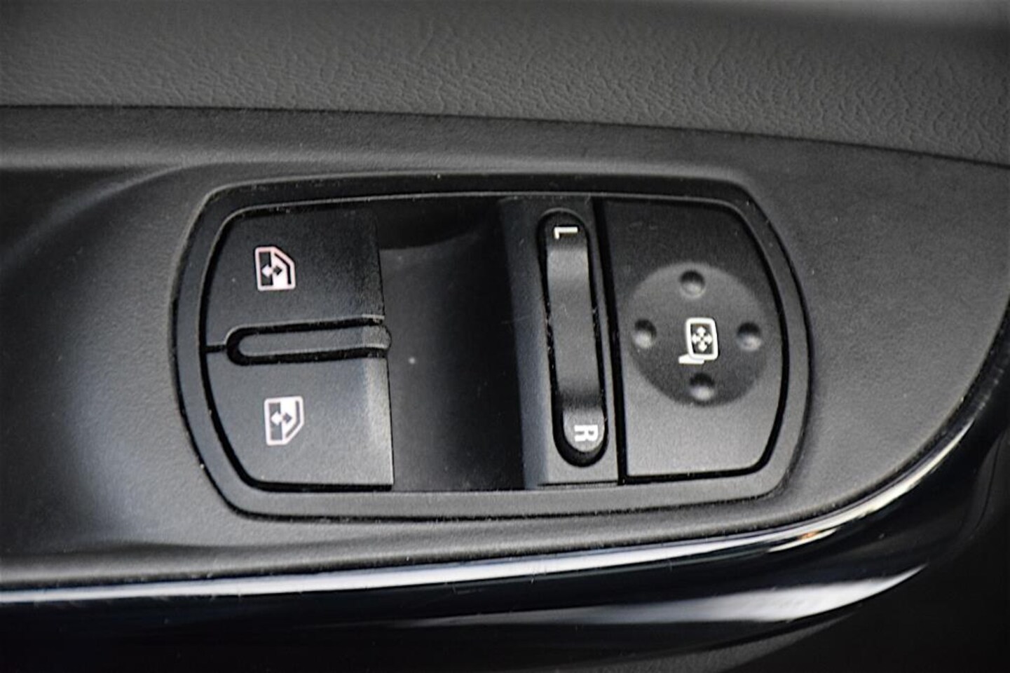 Opel Corsa - 1.4 Cosmo 1.4 Cosmo, stoel- en stuurverwarming, apple carplay, half lederen bekleding, schuifdak