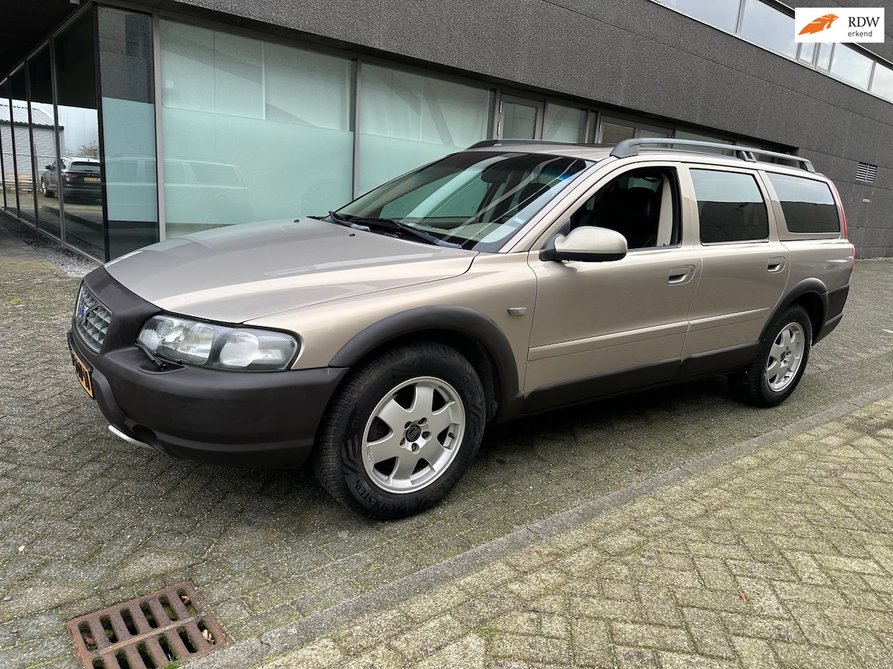 Volvo V70 Cross Country - 2.4 T Geartr. ComfCLIMAT AUTOMAAT BJ 5-2002 APK 10-2026 - AutoWereld.nl