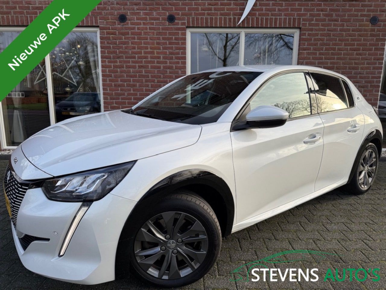 Peugeot e-208 - EV Allure 50 kWh CAMERA / KEYLESS / V+A PDC / LMV / PARELMOER WI - AutoWereld.nl