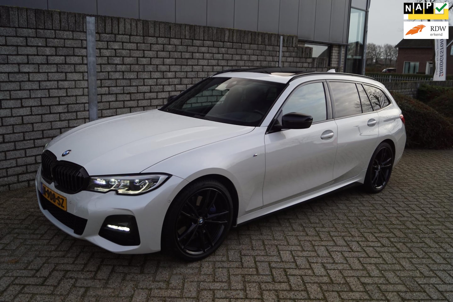 BMW 3-serie Touring - 318i High Executive Edition M Sport Autom Panodak Leder Sportst Stoelverw Navi Camera Clim - AutoWereld.nl