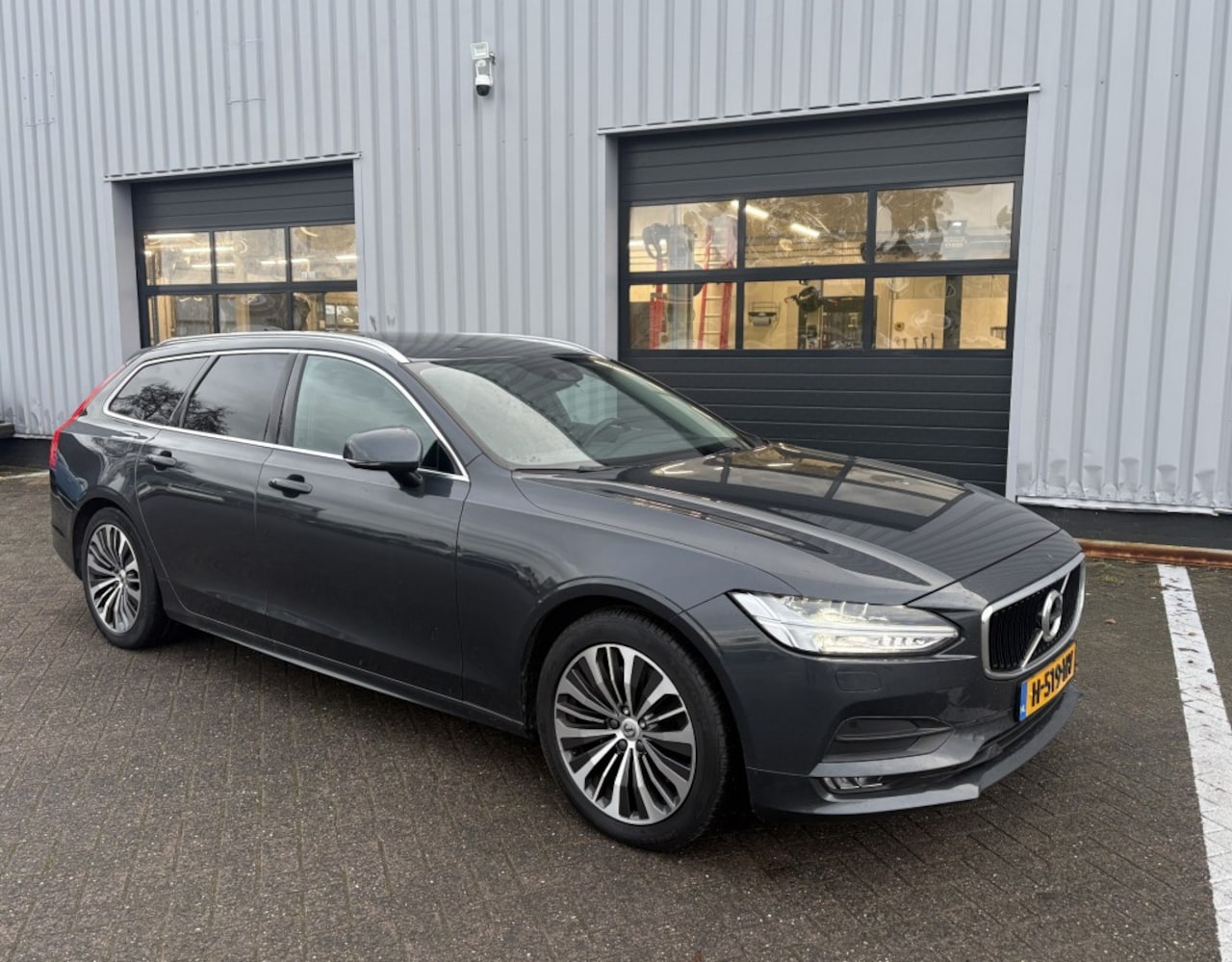 Volvo V90 - 2.0 T4 Momenrum Pro Pano I Trekhaak I All-in prijs! - AutoWereld.nl