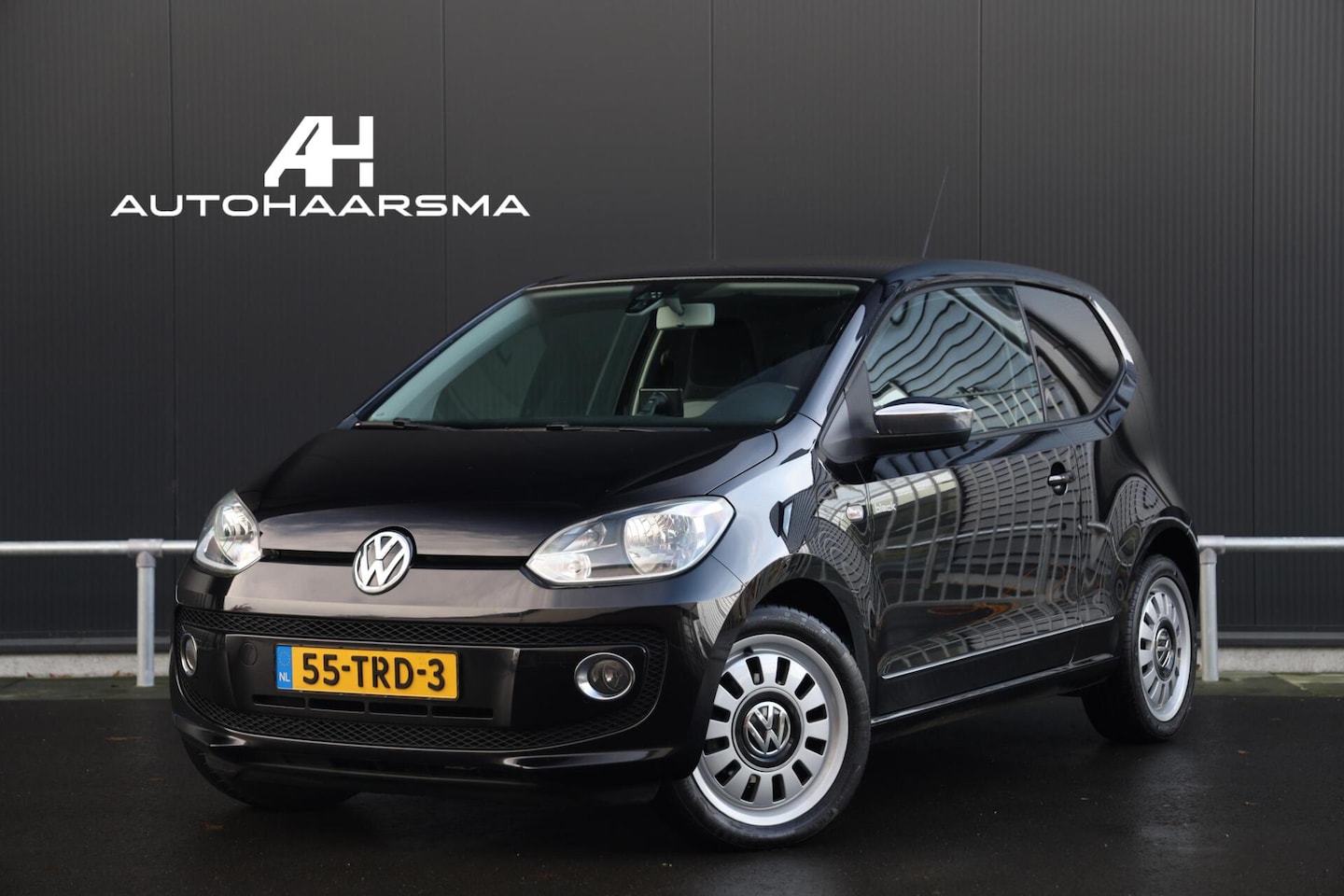 Volkswagen Up! - 1.0 high up! Black Edition Airco Navigatie Mistlampen Lichtmetalen velgen Getint glas - AutoWereld.nl