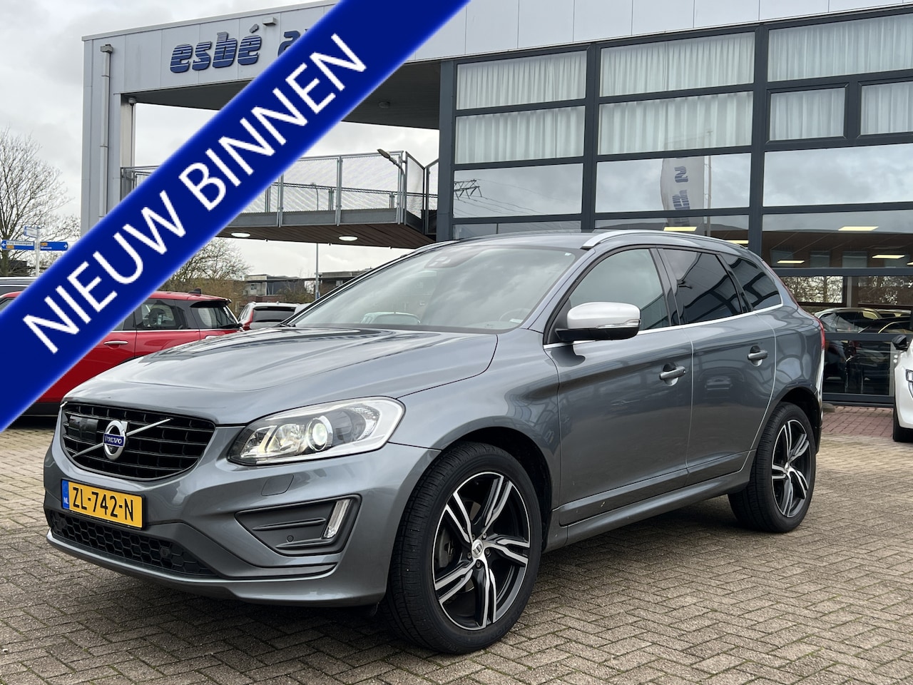 Volvo XC60 - 2.4 D5 AWD 220 pk Automaat R-Design Navigatie Xenon Standkachel Camera Elek Stoel ACC Stoe - AutoWereld.nl