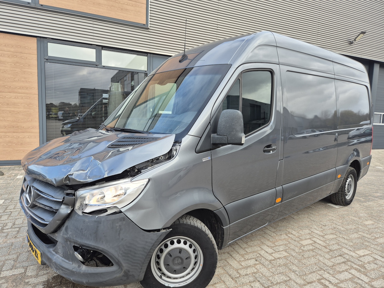 Mercedes-Benz Sprinter - 319 3.0 CDI L2H2 3500 trekhaak voorschade zeer mooi EURO VI-D mercedes dealer onderhouden - AutoWereld.nl