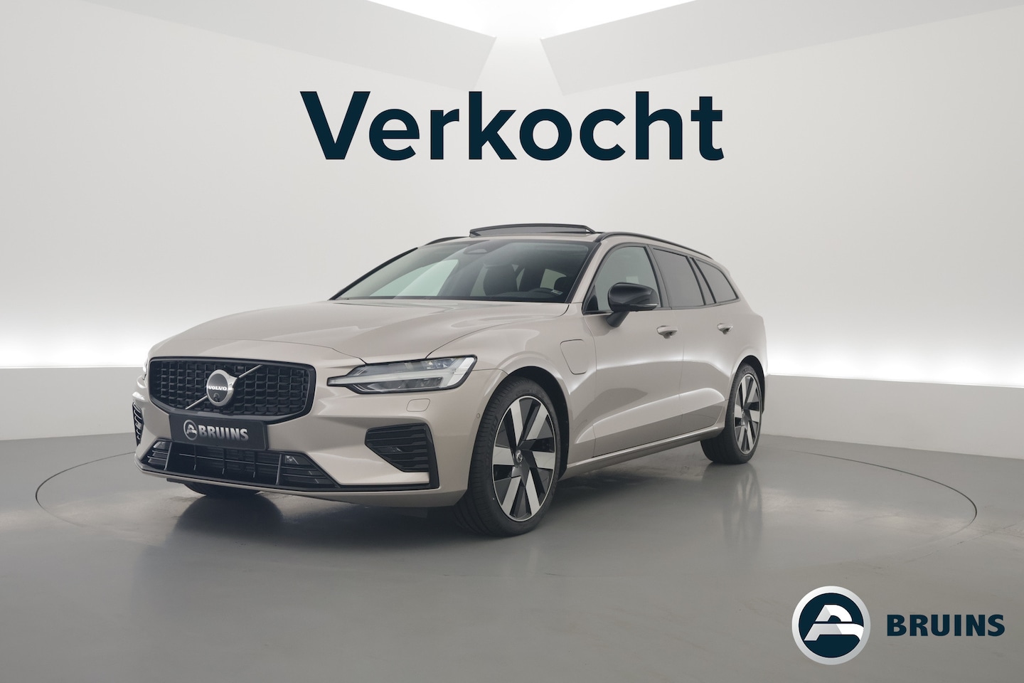 Volvo V60 - 2.0 T6 Plug-in hybrid AWD Plus Dark | Pano-dak | Head-up | H&K audio | 360 camera | MJ25 | - AutoWereld.nl