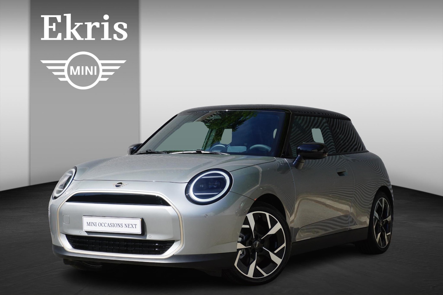 MINI Cooper - 3-deurs E Favoured Trim | Pakket M | Glazen panoramadak | Driving Assistant | MINI Head-Up - AutoWereld.nl