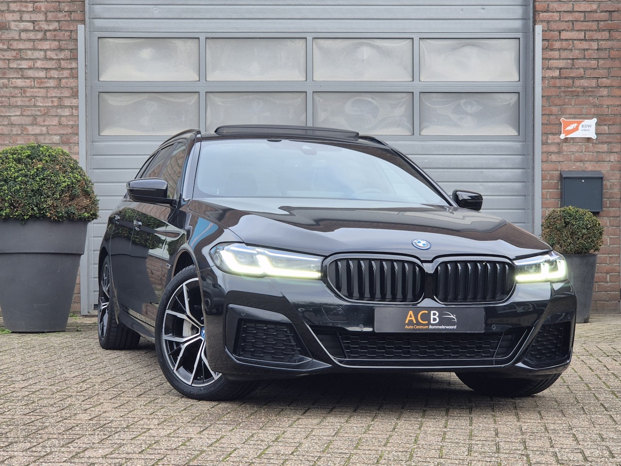 BMW 5-serie - 530 e M-Sport Hybride Schuifdak, Leder M-pakket. - AutoWereld.nl