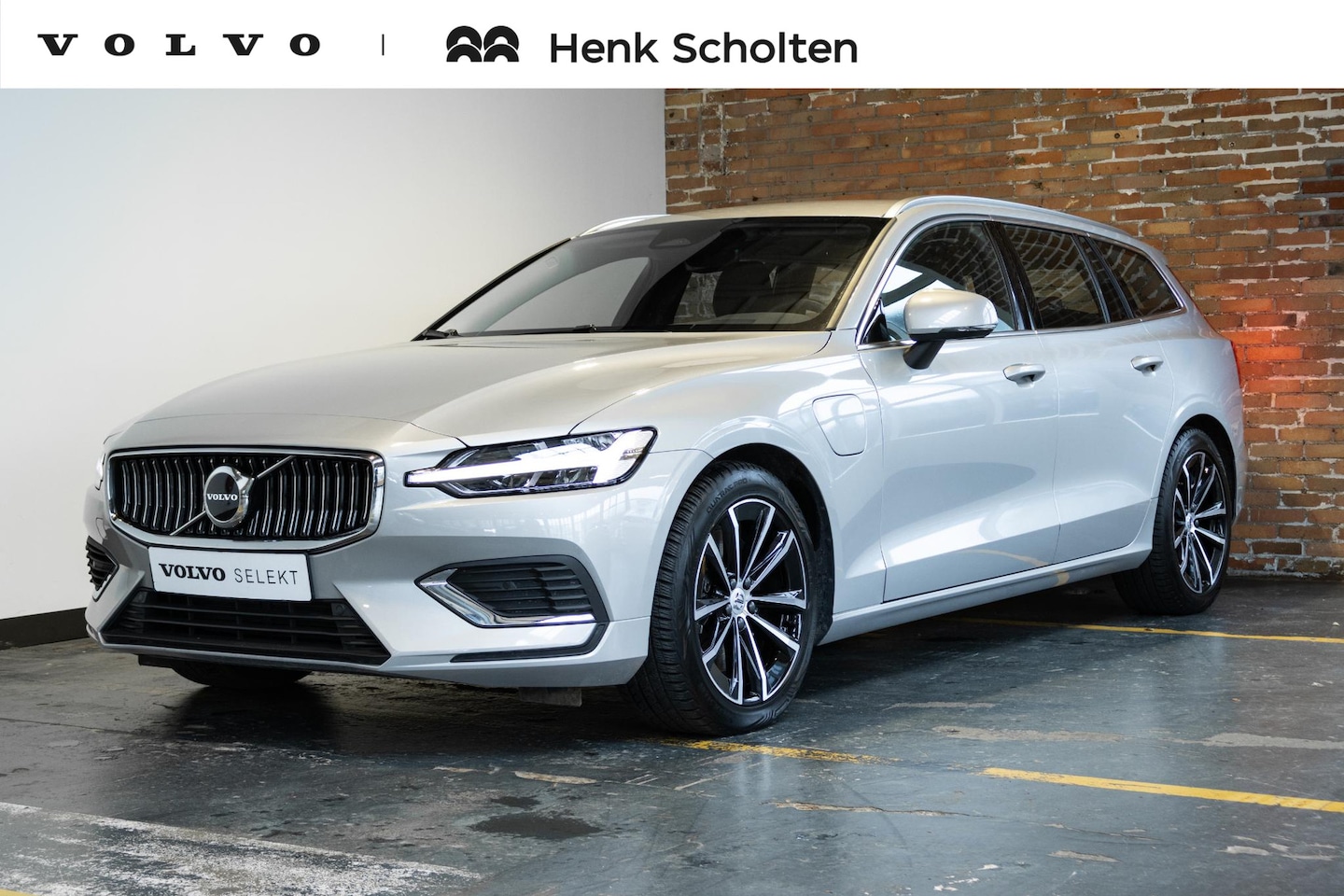 Volvo V60 - T6 Plug-in hybrid AWD Essential Bright | Lederen bekleding | Electrische wegklapbare trekh - AutoWereld.nl