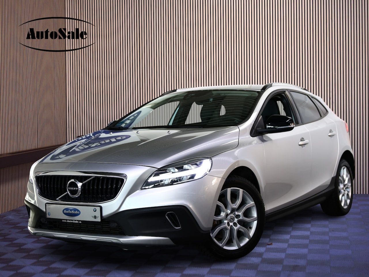 Volvo V40 Cross Country - 1.5 T3 Momentum 52000 km ! AUTOMAAT NAV CAMERA '17 - AutoWereld.nl
