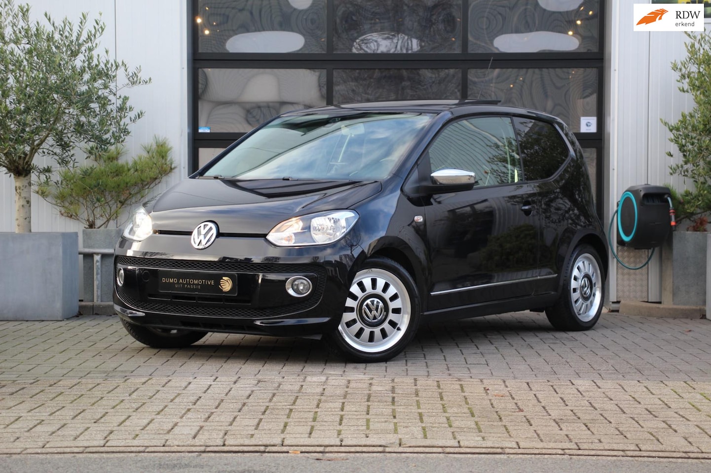 Volkswagen Up! - 1.0 Black-Edition - PANORAMADAK - LEER - LEDER - CRUISE CONTROL - STOELVERWARMING - NAVIGA - AutoWereld.nl