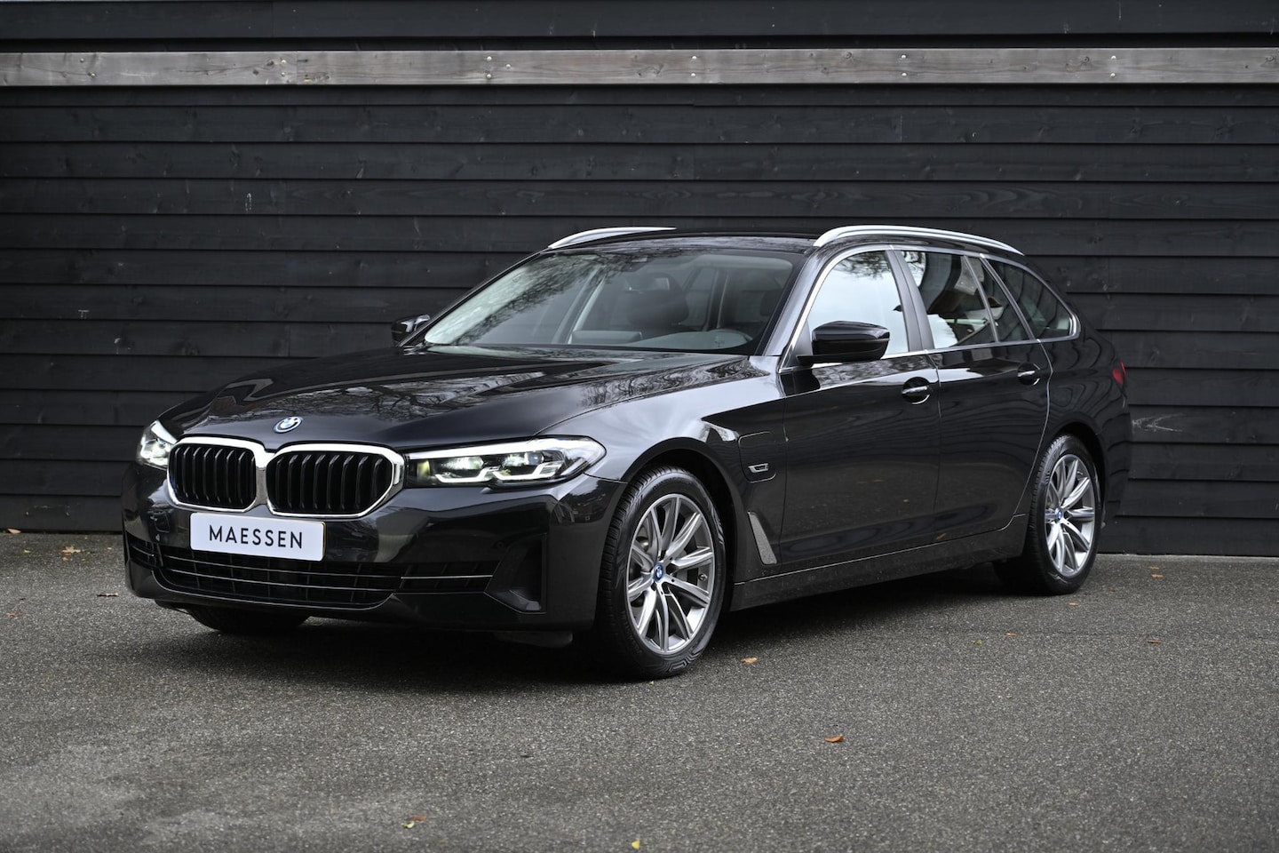 BMW 5-serie Touring - 530e Business Edition Plus Leder/PDC/Carplay/Elk. achterklep - AutoWereld.nl