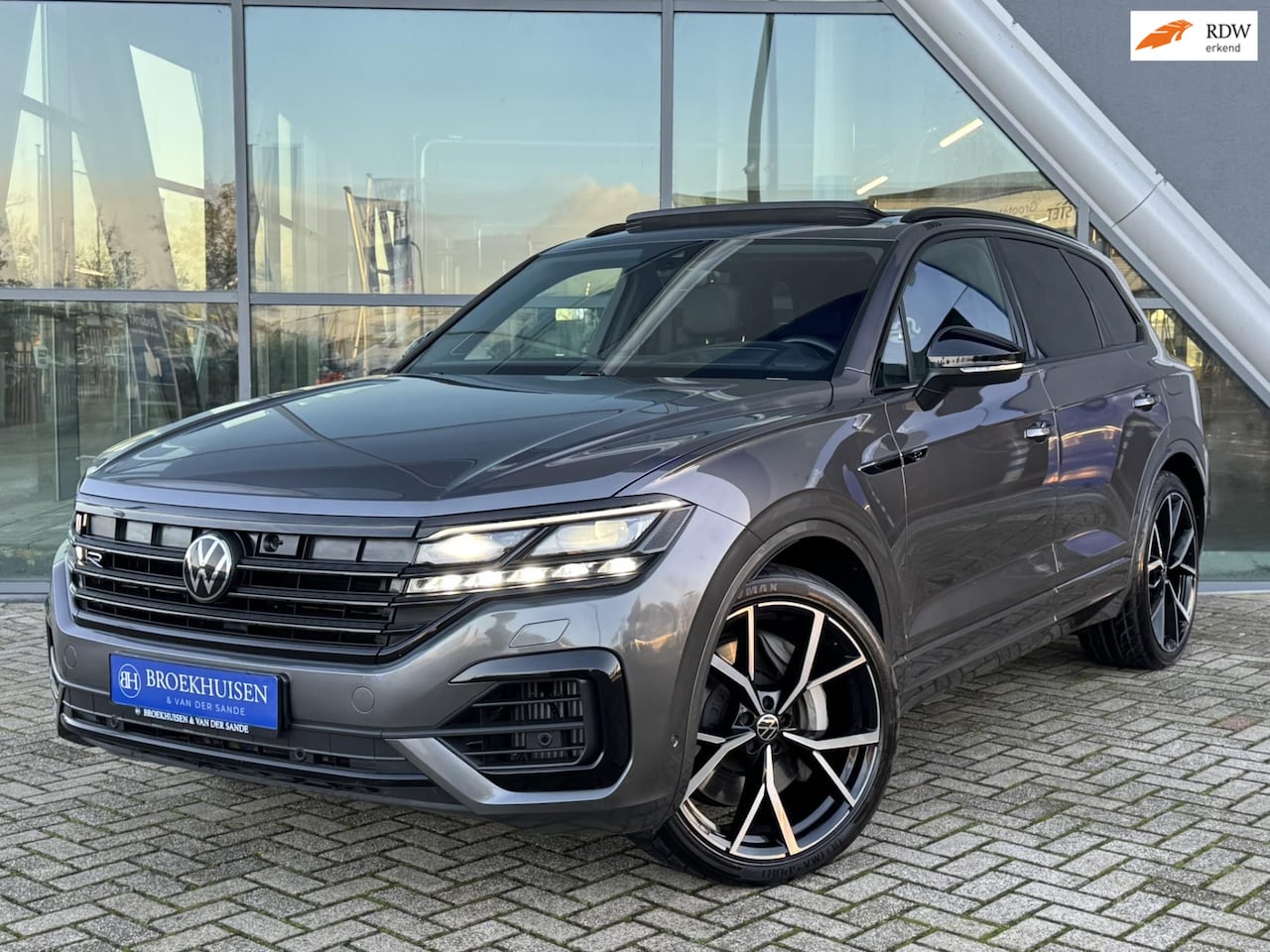 Volkswagen Touareg - 3.0 TSi 4MOTION R 463pk Luchtvering / Trekhaak / Head Up Display - AutoWereld.nl