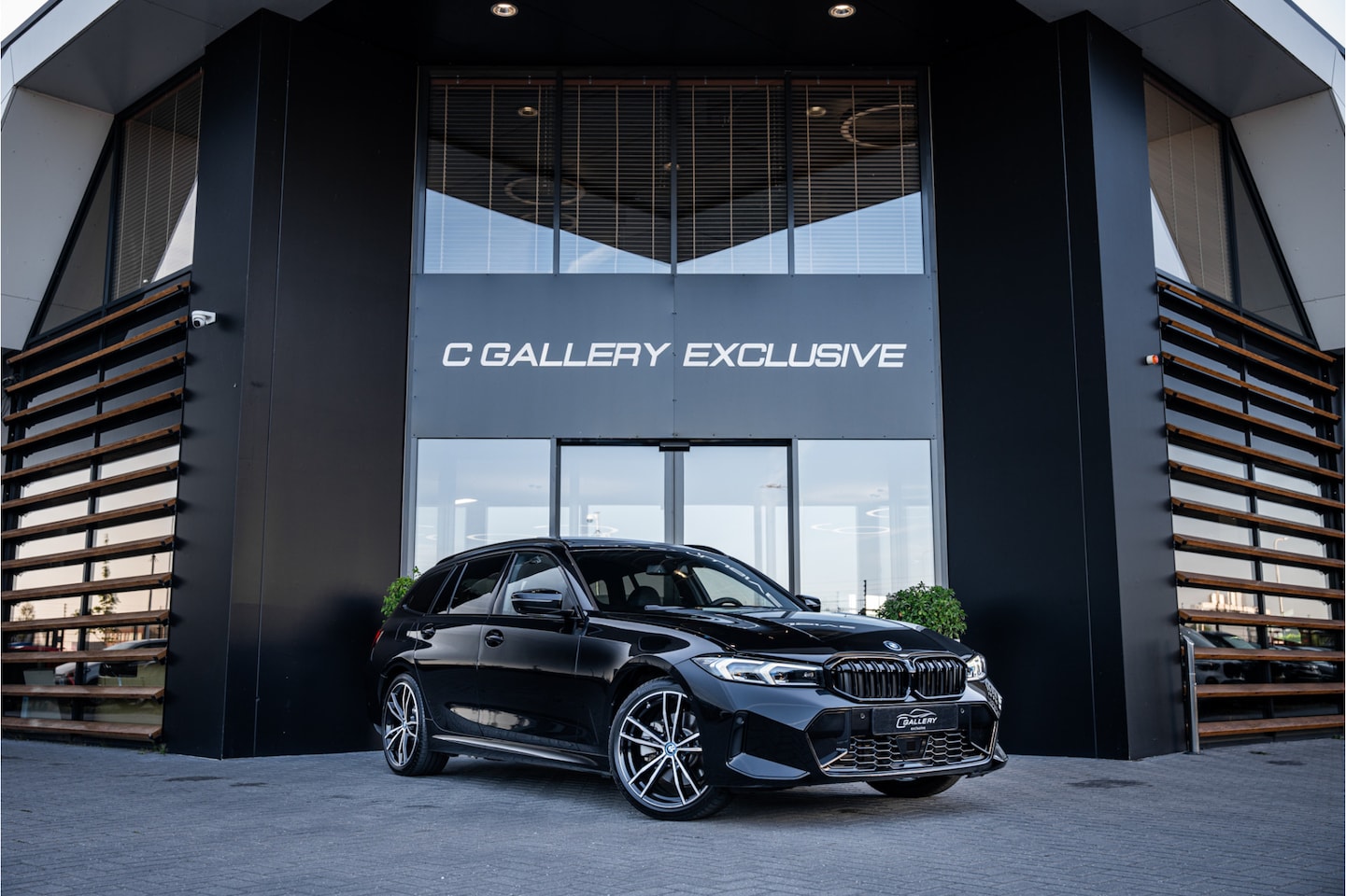 BMW 3-serie Touring - 330e xDrive - M Sport | Panorama | H&K | Memory | 360 Camera | HUD - AutoWereld.nl