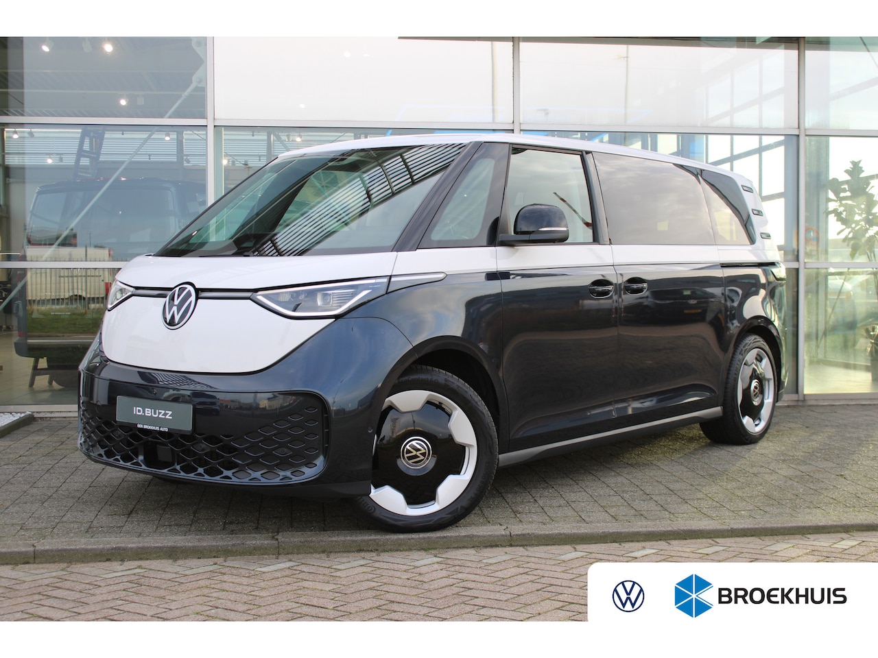 Volkswagen ID. Buzz - Pro 86 kWh LWB 286 PK | 6-zits | Panoramadak | Trekhaak | Harman-Kardon | Head-up Display - AutoWereld.nl