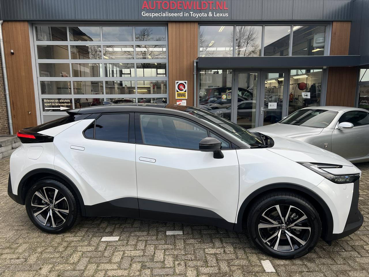 Toyota C-HR - 2.0 Plug-in Hybrid 220 Style Bi-tone A/T - AutoWereld.nl