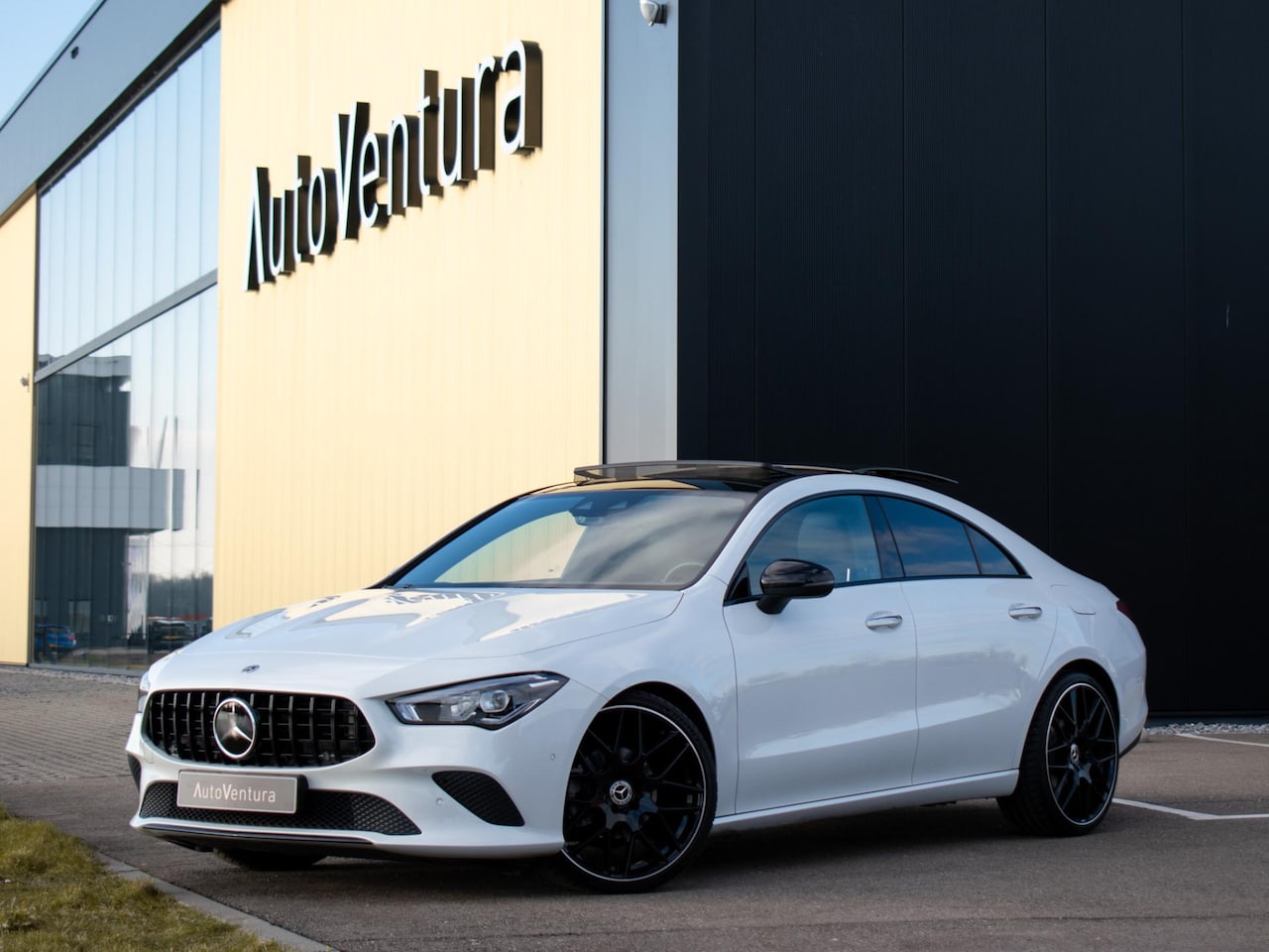 Mercedes-Benz CLA-Klasse - 180 AMG Line | Panorama dak | Adaptieve Cruise Control | Camera | 20" - AutoWereld.nl