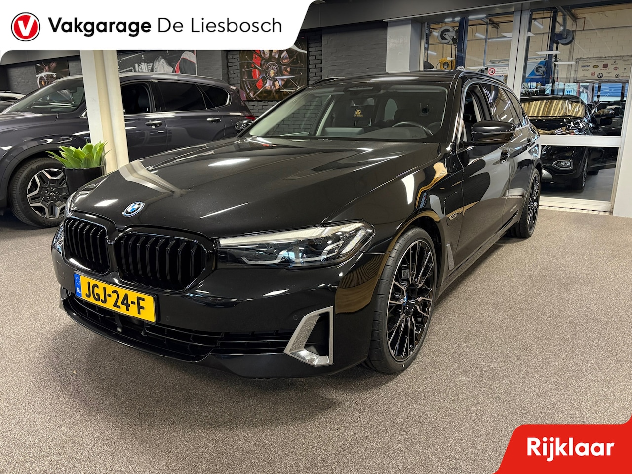BMW 5-serie Touring - 530e xDrive High Executive / leer / pano / navi / trekhaak / Apple carplay - AutoWereld.nl