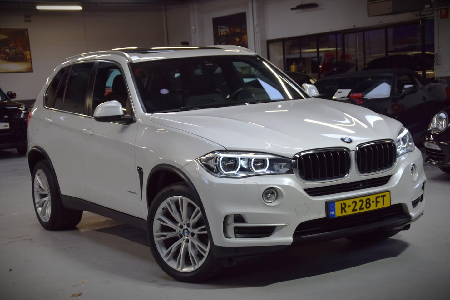 BMW X5 - XDrive35i High Executive Navi|Leder|Panoramadak|Keyless-entry|Dealer onderhouden|Lane-assi - AutoWereld.nl