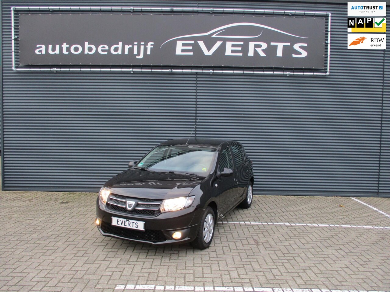 Dacia Sandero - 0.9 TCe Blackline Renault onderhouden recente factuur beurt 1800 euro hele mooie complete - AutoWereld.nl