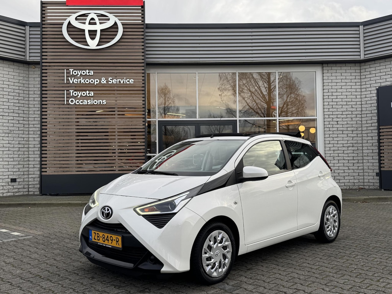 Toyota Aygo X - X-PLAY CABRIO NL-AUTO ALL-SEASON AIRCO BLUETOOTH CAMERA EL-RAMEN/SPIEGELS - AutoWereld.nl