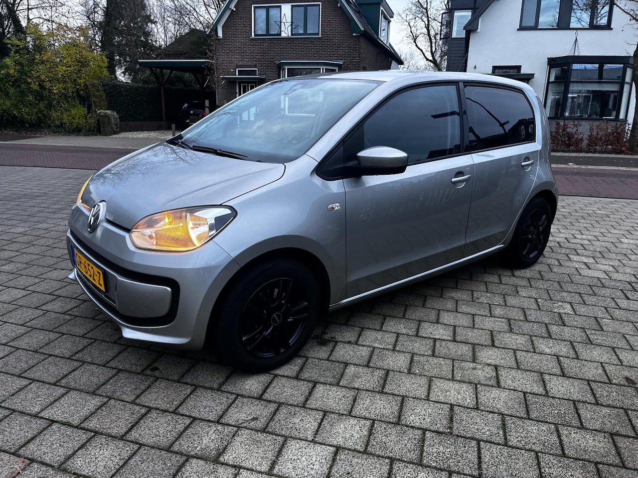 Volkswagen Up! - 1.0 high up! Airco LM Nav 5Drs Isofix NW APK 1 Eig - AutoWereld.nl