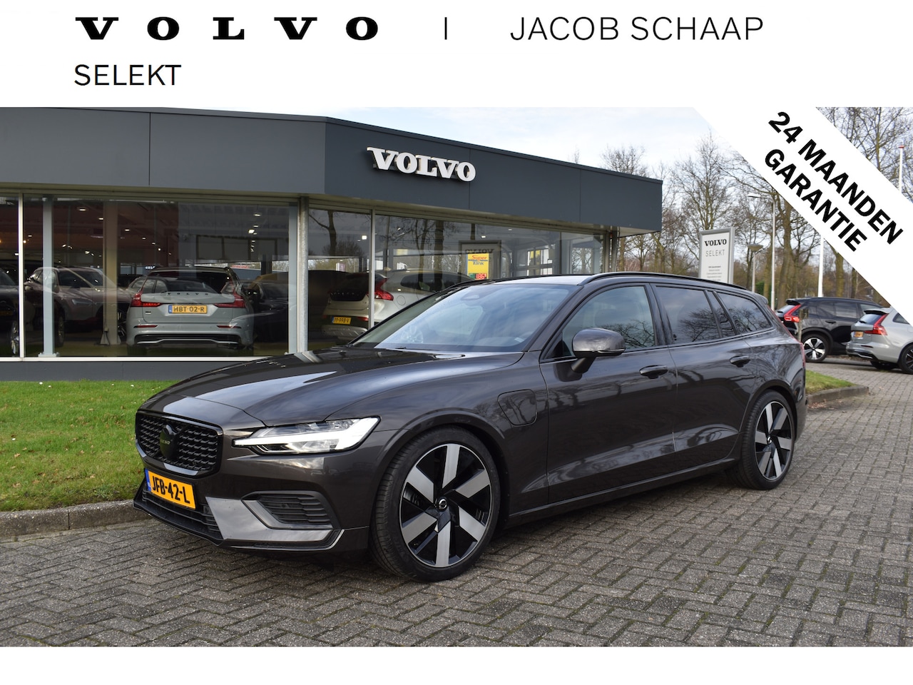 Volvo V60 - T6 AWD 350PK Plug-in Hybrid Essential Edition Black | ACC | Blis | Camera | 19"LMV | Stoel - AutoWereld.nl