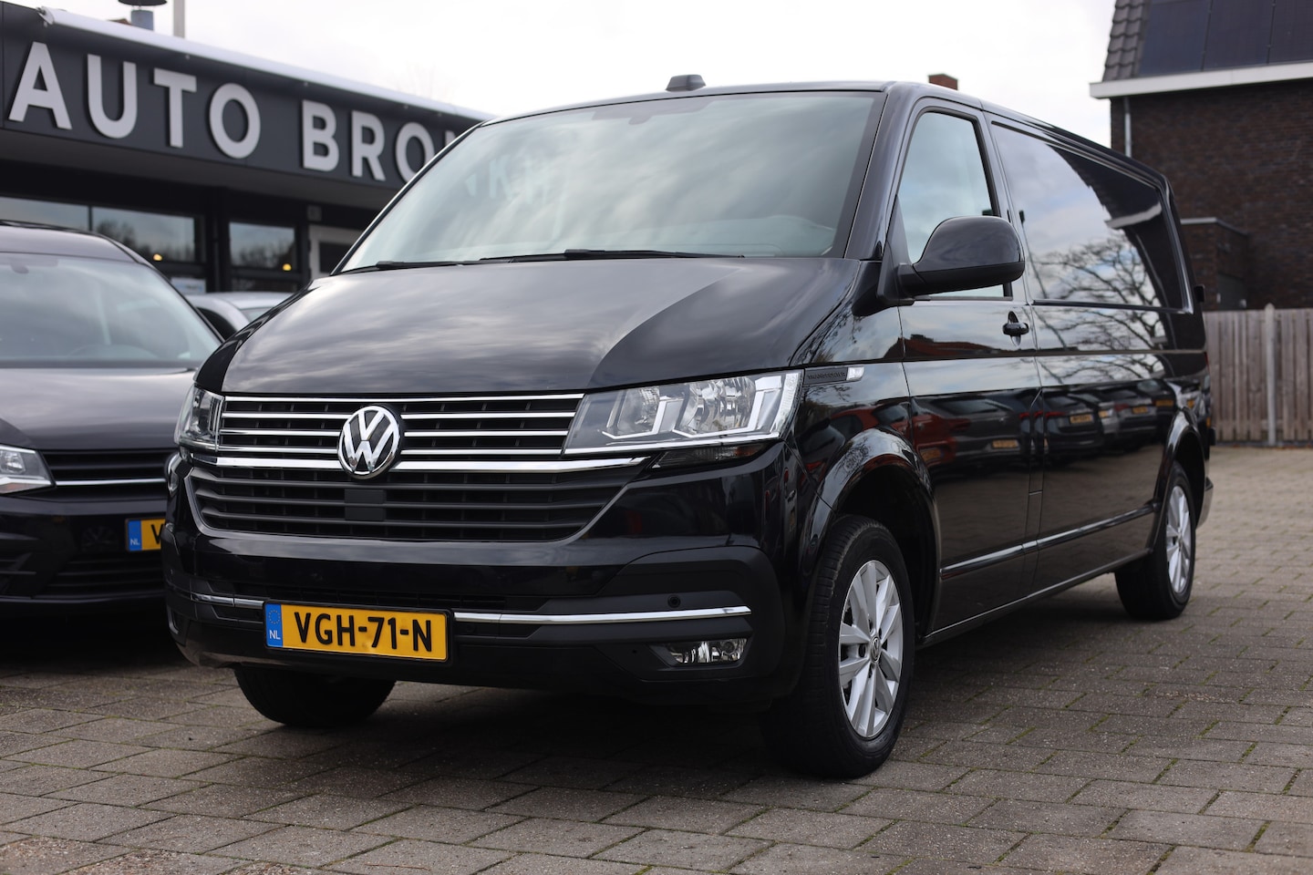 Volkswagen Transporter - 2.0 TDI L2H1 HIGHLINE AUTOMAAT | CARPLAY | TREKHAAK - AutoWereld.nl
