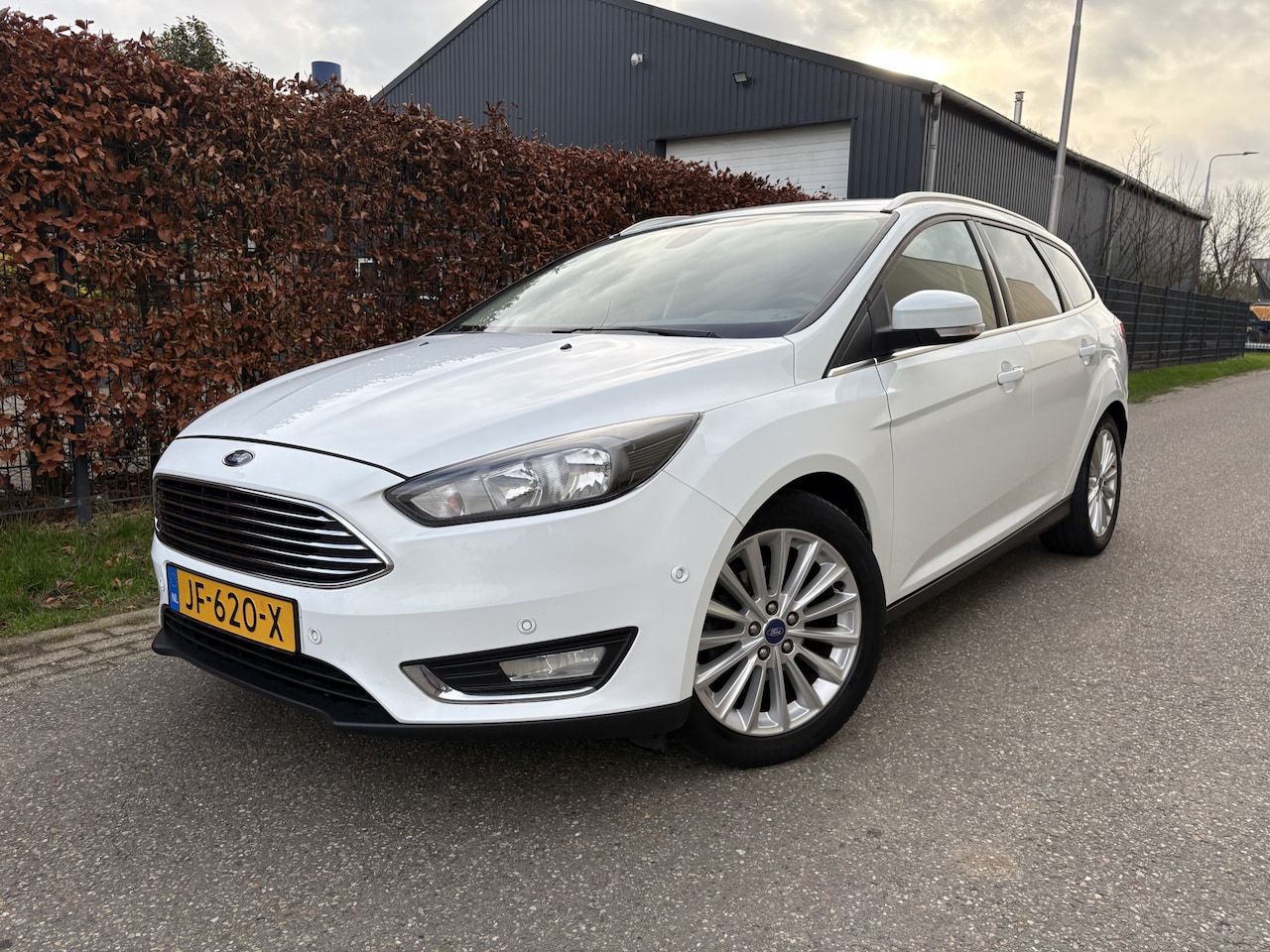 Ford Focus Wagon - 1.0 Titanium / NAVI / AIRCO / CRUISE / 121dkm! NAP! - AutoWereld.nl
