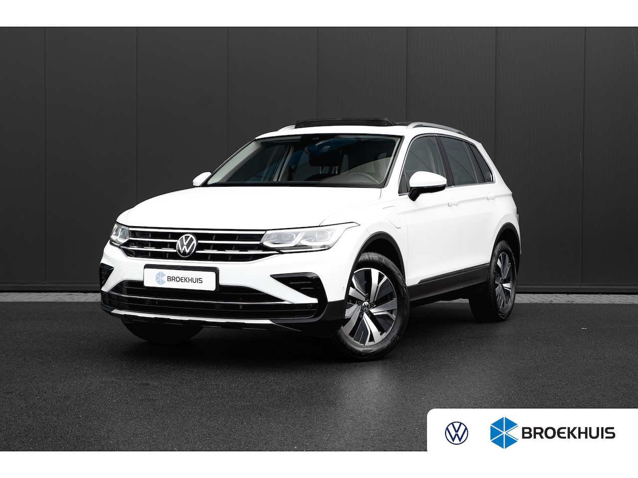 Volkswagen Tiguan - 1.4 TSI eHybrid 245PK R-Line | Trekhaak | Panoramadak | Leder | - AutoWereld.nl