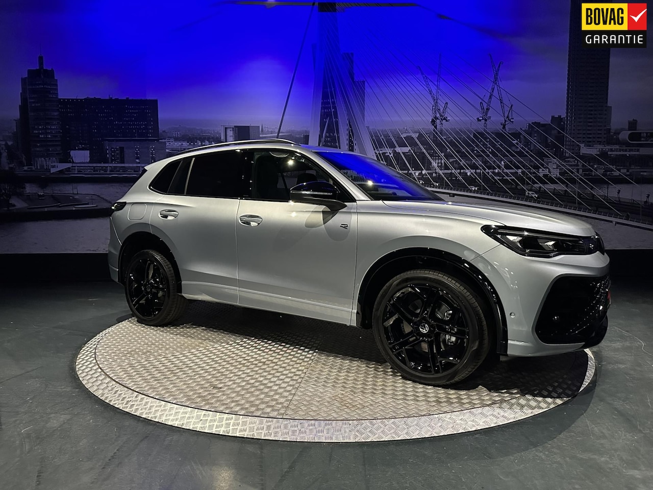 Volkswagen Tiguan - 1.5 eHybrid R-Line Edition *Leder*Memory*BlackStyle*Trekhaak* - AutoWereld.nl