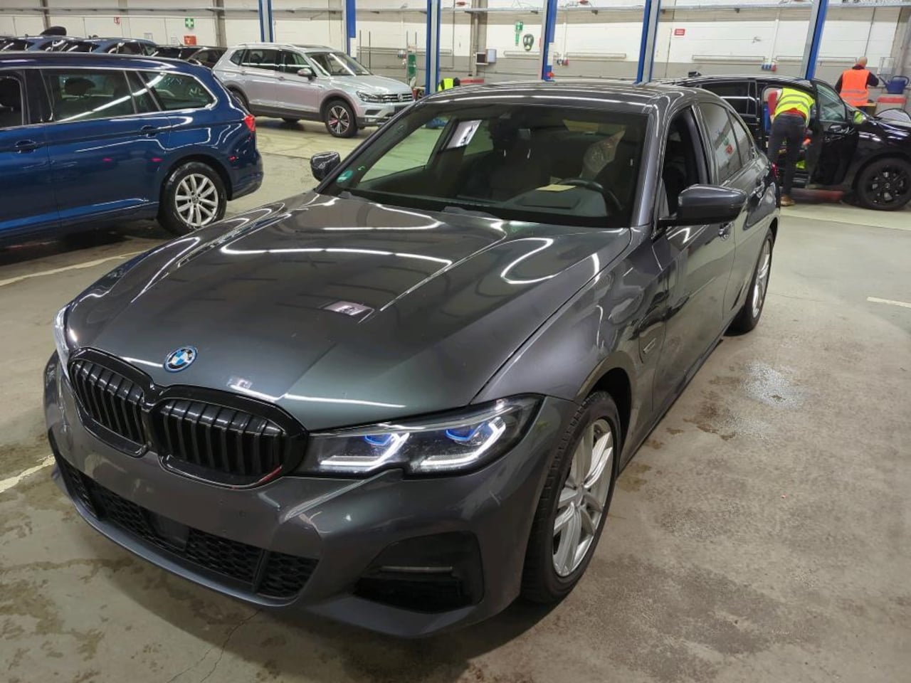 BMW 3-serie - 330e xDrive M-SPORT Edition Plus - AutoWereld.nl