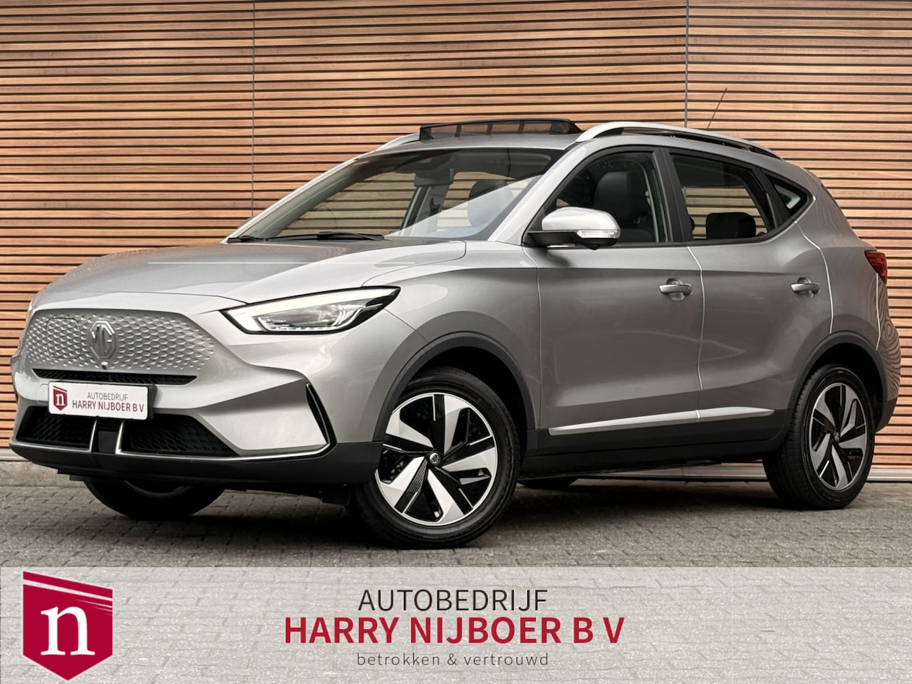 MG ZS - Luxury 50 kWh Nieuw meerdere kleuren! Pano dak / Navi / 360 camera / Carplay / 17 " lm vel - AutoWereld.nl