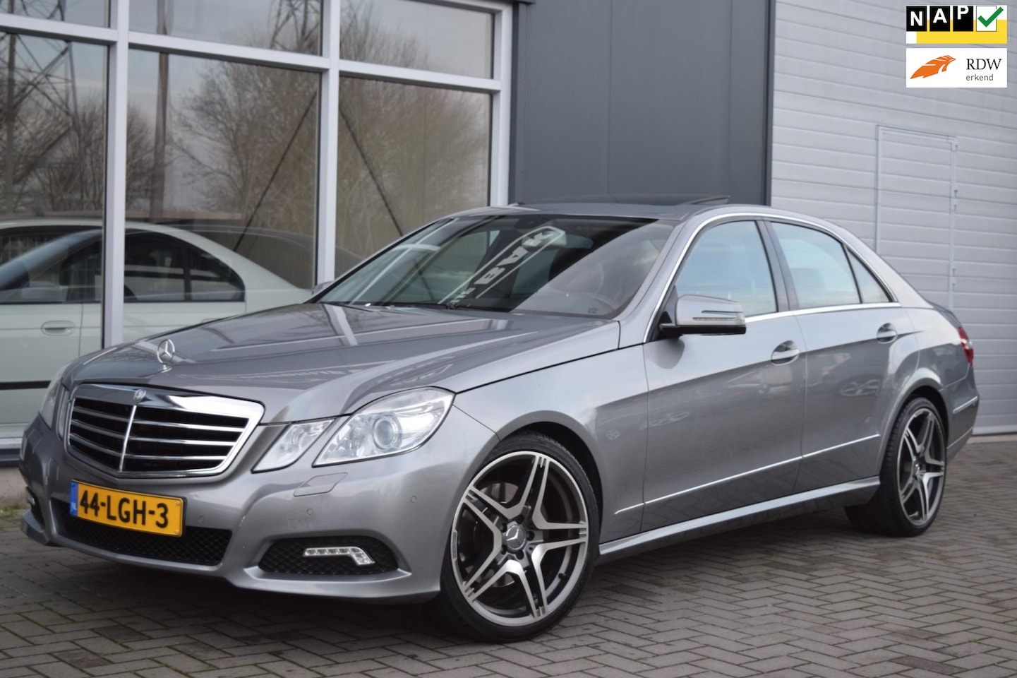 Mercedes-Benz E-klasse - 350 CGI Avantgarde | Automaat | Schuifdak | NAP + APK 12-2026 - AutoWereld.nl