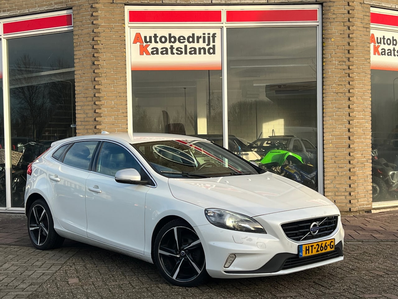Volvo V40 - 2.0 D2 R-Design Business - Xenon - Navi - Cruise - Stoelverwarming - 2015 - AutoWereld.nl