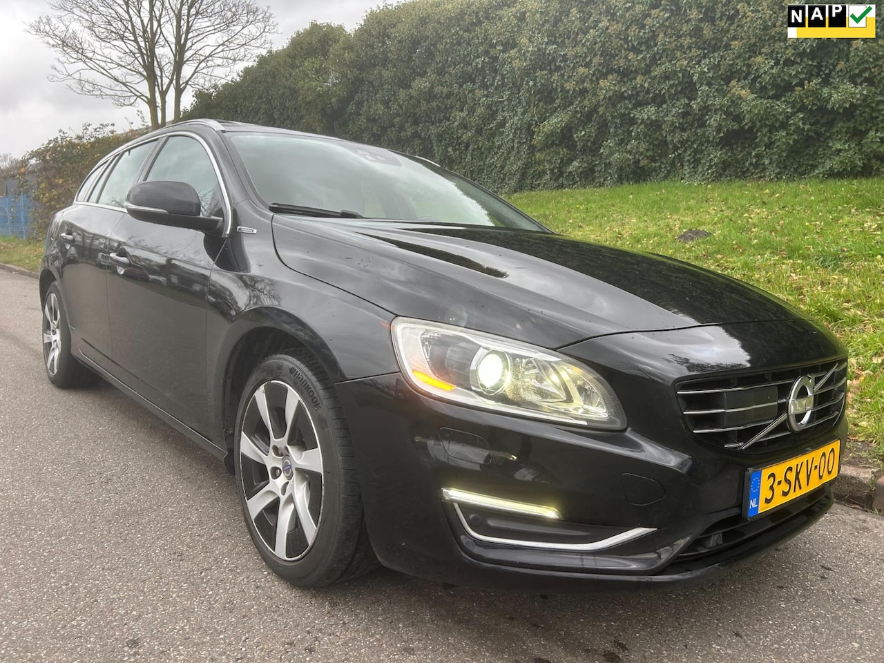 Volvo V60 - 2.4 D6 AWD Plug-In Hybrid - Pano - Leder - Navi - Adaptive cruise control - AutoWereld.nl