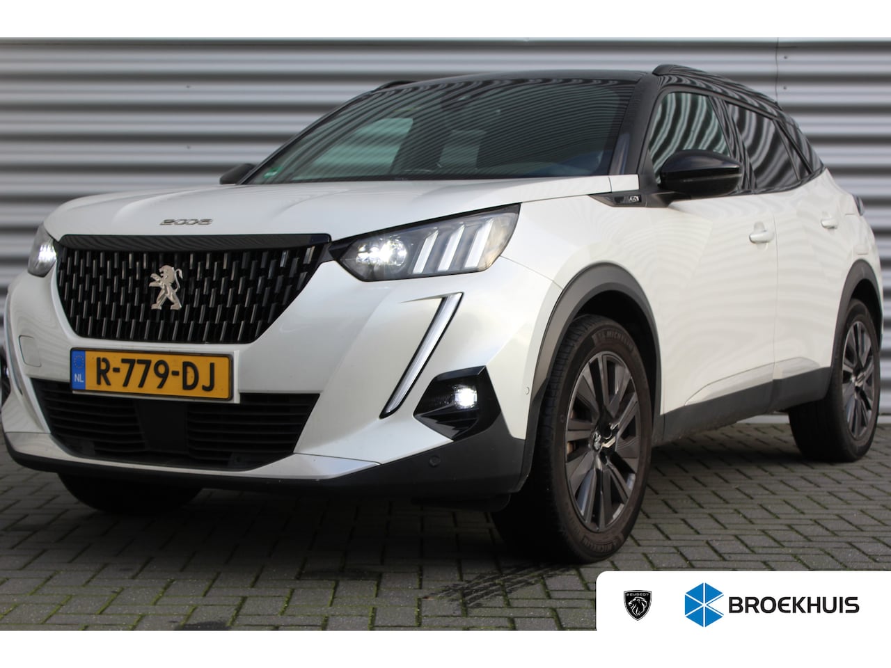 Peugeot 2008 - 1.2 PURETECH 155PK GT PACK AUTOMAAT / NAVI / LEDER / CLIMA / PDC / 18" LMV / CAMERA / PANO - AutoWereld.nl
