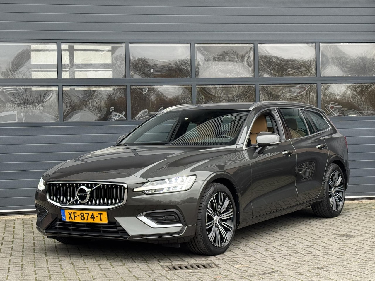 Volvo V60 - 2.0 T5 INSCRIPTION I APPLE/ANDROID I NAVIGATIE I PARKEERCAMERA I ADAPTIEVE CRUISE CONTROL - AutoWereld.nl
