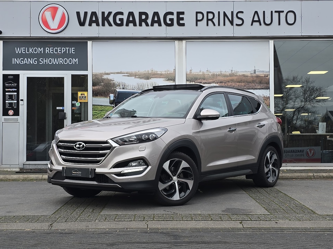 Hyundai Tucson - 2.0 CRDi Premium |PANO|TREKHAAK|STUUR+STOELVERW./KOELING|DEALER ONDERH.| 4199 @JAN PRIJS - AutoWereld.nl