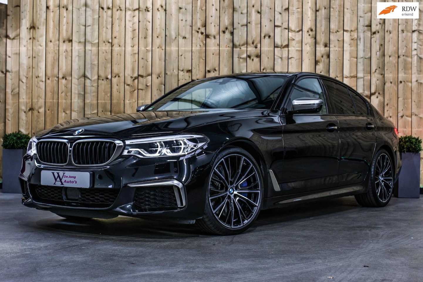 BMW 5-serie - M550i xDrive *Nachtzicht*Massage*H/K*360 Camera*Trekhaak* - AutoWereld.nl