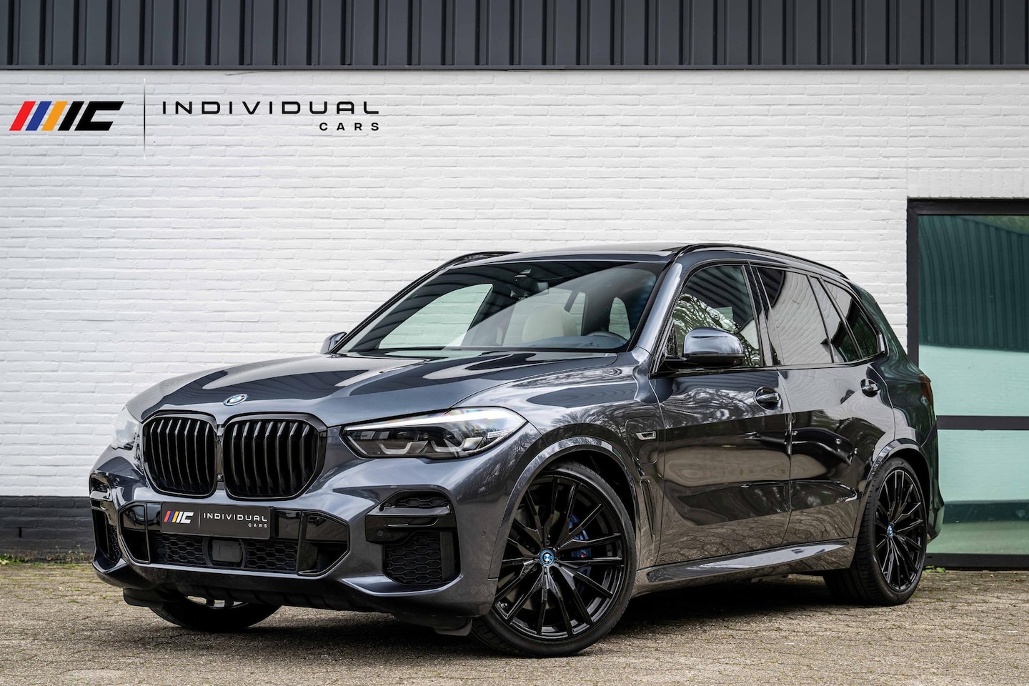 BMW X5 - xDrive45e M-Sport 4-Wielsturing Individual B&W - AutoWereld.nl