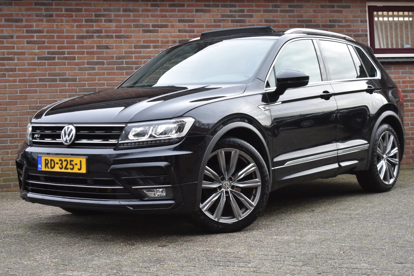 Volkswagen Tiguan - 1.4 TSI ACT Comfortline Business R '17 Pano Leder LED Clima Navi Cruise Inruil mogelijk - AutoWereld.nl