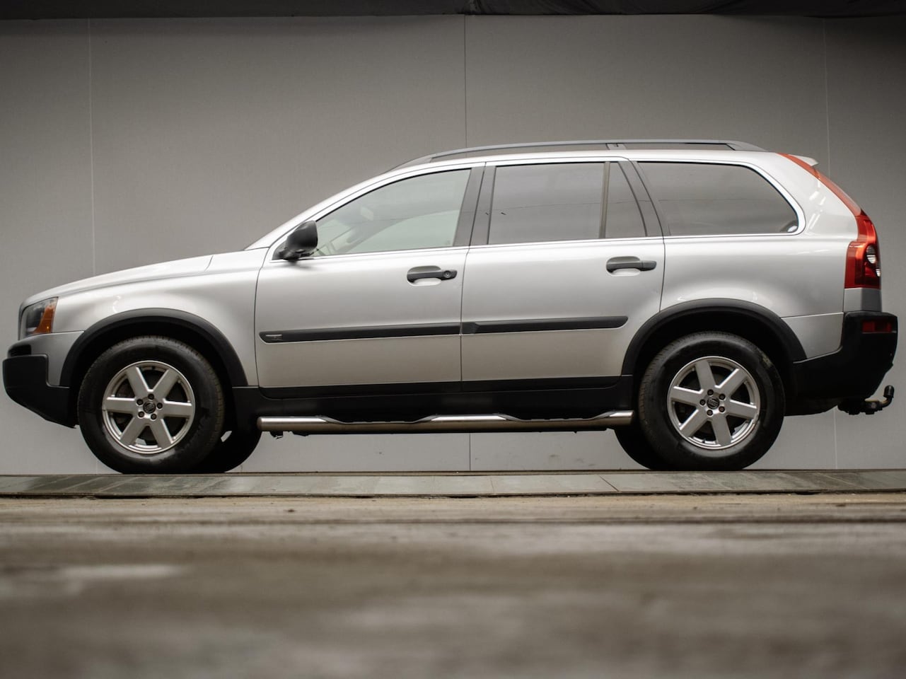 Volvo XC90 - 2.4D 7P. (LED,CRUISE,LEDER,ELECTRISCHE STOELEN,TREKHAAK,LM VELGEN,NIEUWE APK,GETINT,NETTES - AutoWereld.nl