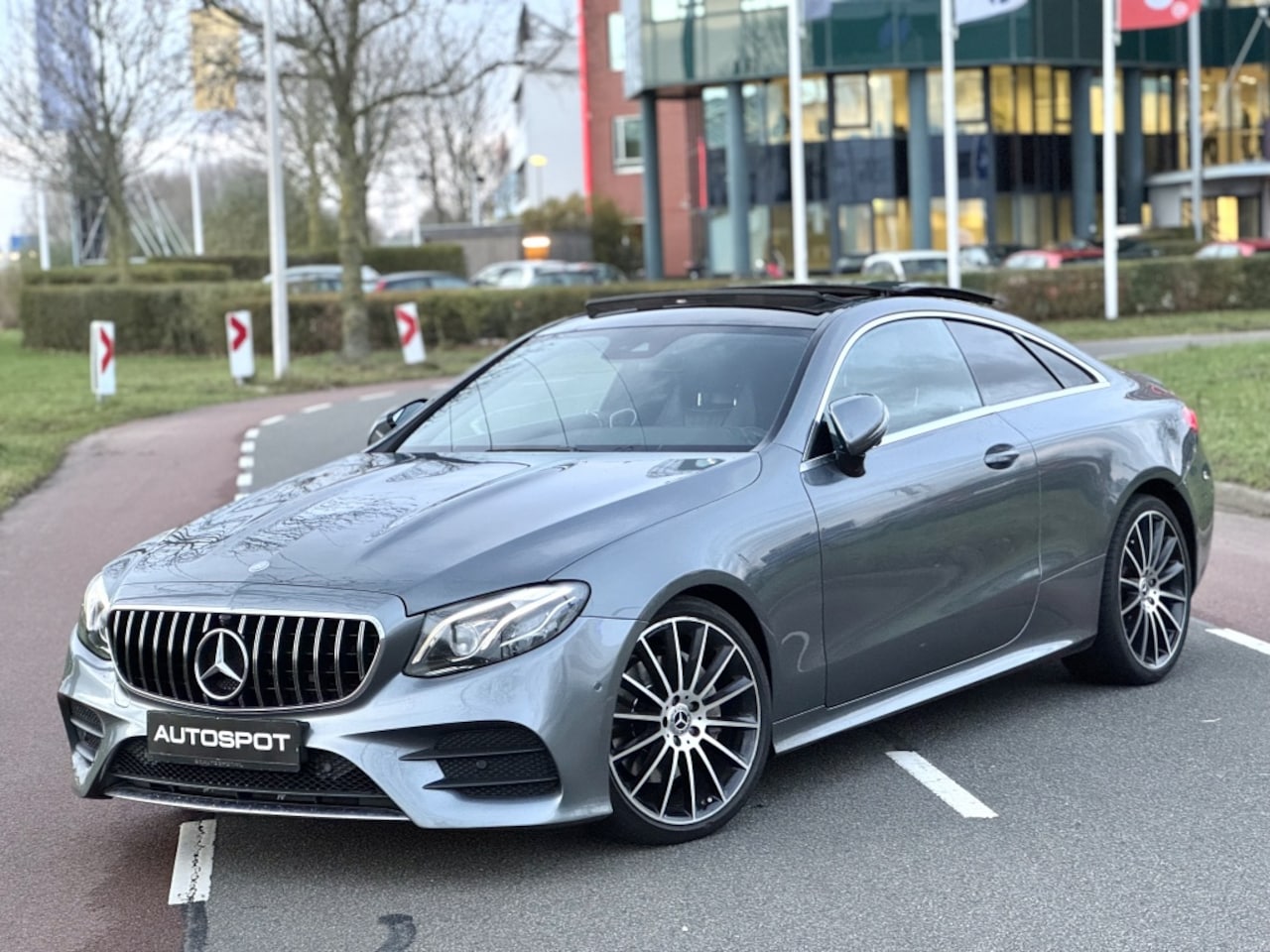 Mercedes-Benz E-klasse Coupé - 200 Edition 1 Pano Burmester Widescreen Stoelkoeling - AutoWereld.nl