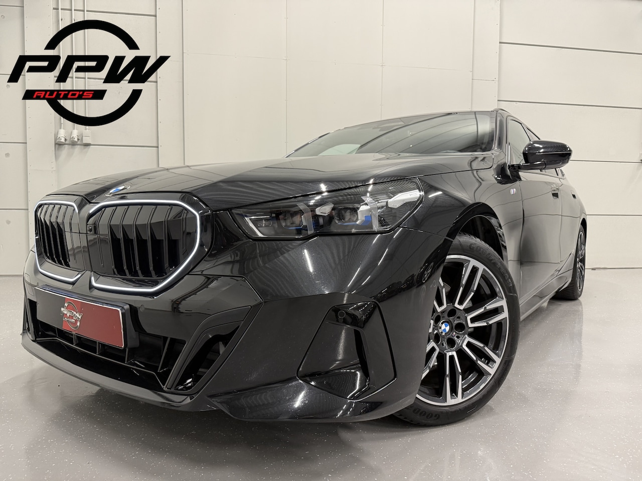 BMW 5-serie Touring - 520i M-Sport ICONIC GRILLE PANO/TREKHAAK/H&K/HEAD-UP/360CAMERA/VENTILATIE/DRIVING ASS. PRO - AutoWereld.nl
